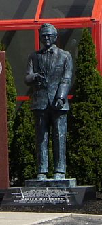 Walter Hachborn Statue.jpg