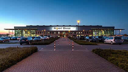 Vista frontal do terminal de passageiros do aeroporto de Weeze, Renânia do Norte-Vestfália, Alemanha. (definição 4 608 × 2 592)