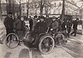 Wilfrid mit Tricycle 3 CV (1899 Course des voitures á réclamer)