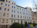 Mietshaus in geschlossener Bebauung mit Vorgarten