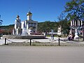Église à Palatka avec une fontaine en premier plan