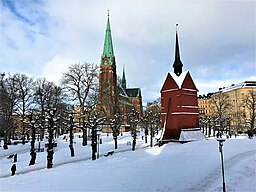 Kyrkan och klockstapeln i februari 2021.