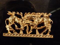 Scène représentant deux chevaux s'affrontant, art scythe, Kazakhstan, XIe-Ier s. av. JC[évasif].