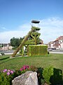 Reproduction d'un chevalement, pour information, ce rond-point est situé sur l'ancienne ligne Somain - Péruwelz.