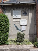 Plaques commémo- ratives, monument aux morts.