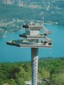 Alter Aussichtsturm etwa vom Süden aus der Luft vor dem Wörthersee