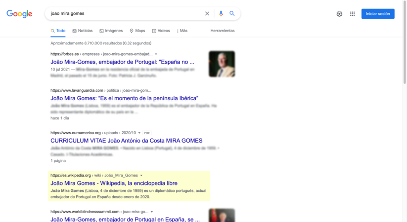 el 19 de marzo. Esta captura de pantalla fue tomada el día después. Como podemos ver, el robot de Google ya ha indexado la página de Wikipedia y en menos de 48 h la entrada de Wikipedia aparece entre las primeras opciones. Sin embargo, aún no vemos el Google Knowledge Graph por ningún lado.