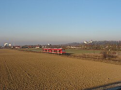 Egy 650 sorozatú regionális motorvonat Illertissen-ből, a háttérben Martinskirche és Vöhlinschloss