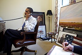 Barack Obama fala ao telefone no Escritório Oval de Estudo.