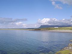 Bun Bulben med Sligo Bay i forgrunnen