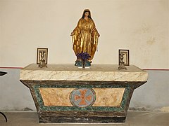Autel de la grande chapelle sud, avec croix de Malte, provenant de l'ancienne église de Villemaux, rattachée à la commanderie du même nom.