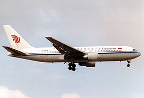 B-2552, le Boeing 767 impliqué dans l'accident, ici à l'aéroport international Kai Tak de Hong Kong en mars 1991