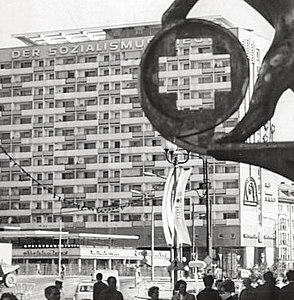 1969: Vor dem Hochhaus der im Bau befindliche Flachtrakt