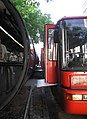 Subida y bajada del autobús en una parada en Curitiba.