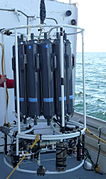 準備好下水的溫鹽深儀。頂部固定着 Niskin bottless ，而底部是 溫鹽深儀 及其它的電子感測器（例如：用於測量葉綠素螢光的螢光計，以及用於測量渾濁度的透光度檢測儀。