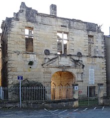 Façade d'un bâtiment ruiné.