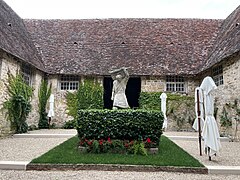 Intérieur du cloître de la cuverie du château