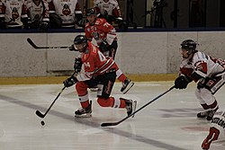 Borås går till anfall med Mark Corbett i spetten. I bakgrunden Linus Karlsson. Match mellan Borås HC–Nybro Vikings 6 November 2019.