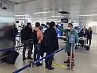 Hành khách tại Sân bay Linate ở Milan được đo thân nhiệt