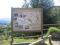 Panneau d'information des visiteurs situé dans le village.
