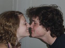 Nainen ja mies hierovat neniään yhteen hymyillen.