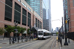 Трамвай на станції «Essex Street»