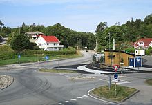 Vegen byrjar ved rundkøyringa framfor Flekkerøy kyrkje.