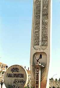Itsenäisyys-monumentti Antsirabessa, johon kansallislaulun alku on kaiverrettu