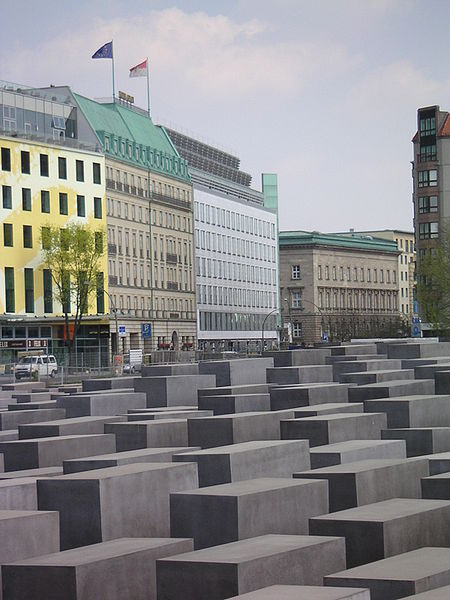 ملف:Holocaust Mahnmal Berlin Stelenfeld.jpg