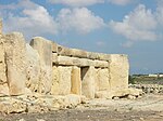 Voorgevel van een prehistorische tempel gebouwd met grote megalieten.