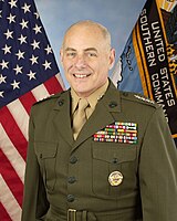 Келли в 2012 году в звании четырёхзвёздного генерала на фоне знамени Южного командования США.
