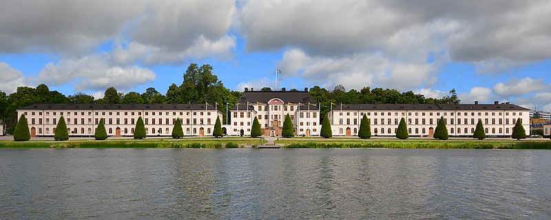 Karlbergs Slott med Chefsflygeln i väst och Kadettflygeln i öst. Bild tagen på södra fasaden mot Karlbergssjön i juli 2015.