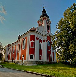 Kostel sv. Anny v Sedleci po opravě jižní strany fasády v r. 2020