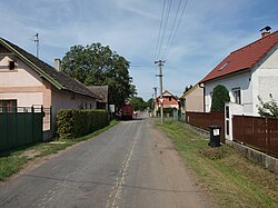 Křižovatka silnic z Všechlap (rovně) a Bobnic (vpravo)