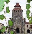 La glèisa fortificada qui dona sus la Plaça Reiau.