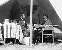 Фотография Линкольна и Макклеллана, сидящих за столом в полевой палатке.