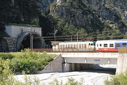 A Pontebbana elhagyja Bagni Santa Caterina állomást