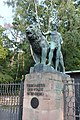 Mann mit Löwe, linke Bronzefigur am Eingangsportal des Tiergartens Nürnberg