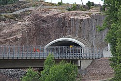 Eteläisen ajotunnelin itäinen suuaukko noin kuusi viikkoa ennen moottoritien avaamista.