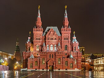 Edifício do Museu Histórico do Estado visto da Praça Vermelha, Moscou, Rússia. A sede do museu de história da Rússia foi construída com um projeto estilo neorrusso de Vladimir Osipovich Sherwood entre 1875 e 1881. As exposições do museu vão desde relíquias de tribos pré-históricas que viveram no território da atual Rússia, até obras de arte de valor inestimável adquiridas por membros da dinastia Romanov. O número total de objetos na coleção do museu chega a milhões. (definição 6 255 × 4 681)