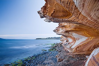 Painted Cliffs, no parque nacional da Ilha Maria, Tasmânia, Austrália. (definição 1 932 × 1 288)