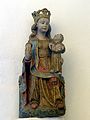 Statue en bois polychrome de Notre-Dame de Kerzéan tenant une pomme et l'Enfant Jésus en train de lire.