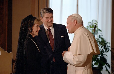 Reagan e Nancy Reagan e Pàppa Giuanni Pàuru II (7 di giugnu 1982)