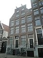 Prins Hendrikkade 174, Twee woningen onder een dak en achter een gezamenlijke gevel.