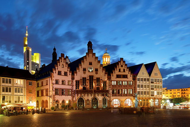 Ремер (градска већница) по ноћи; Франкфурт на Мајни, Немачка