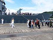 2013年中正軍港營區開放活動，海軍艦隊指揮部指揮官蒲澤春中將由參謀前導，陪同蘇澳鎮鎮長林騰煌伉儷、陸軍支援單位將校及媒體記者視察12號碼頭，子儀軍艦與碼頭水兵行禮致敬