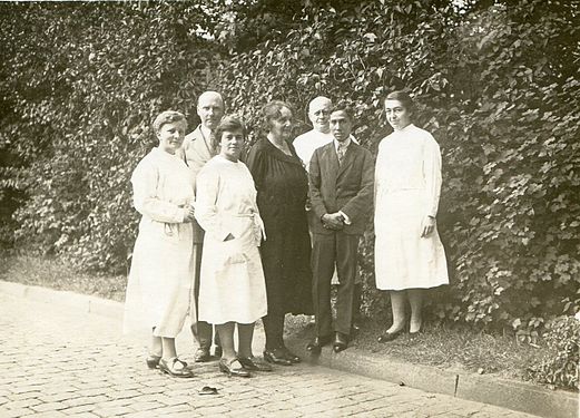 In the garden of the health department of the empire, fall 1926. Margarete Zuelzer (middle), Wilhelm Schüffner (second from left), and Paul Uhlenhuth (third from right)