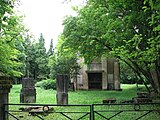 Ruines de l'ancienne église devant la nouvelle dans le village détruit.