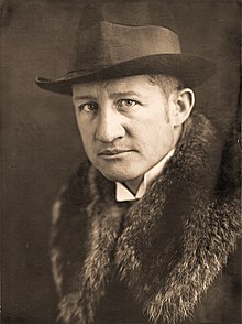 Ein schwarz-weiß-Portraitfoto von Richard Paulus mit Hut und Pelzkragen