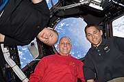 Kotov, Anderson ja Dutton ISS:n Cupola-näköalatasanteen sisällä 10.4.2010